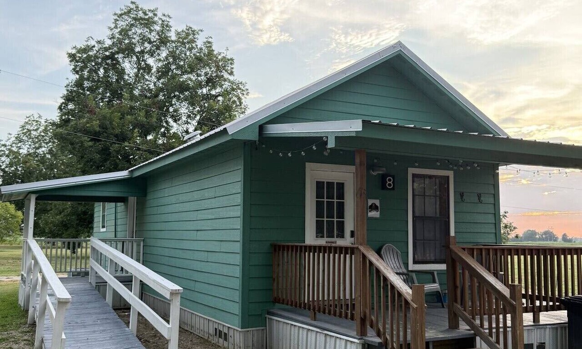 Lake Village Cabin | Cottage tucked in back of orchard with full kitchen and lake access!