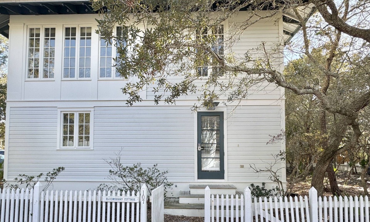 Wiregrass Meadows House | Cottage w/Prime Location 4 Mins to Beach in Seaside, Porch + 2 Adult Bikes