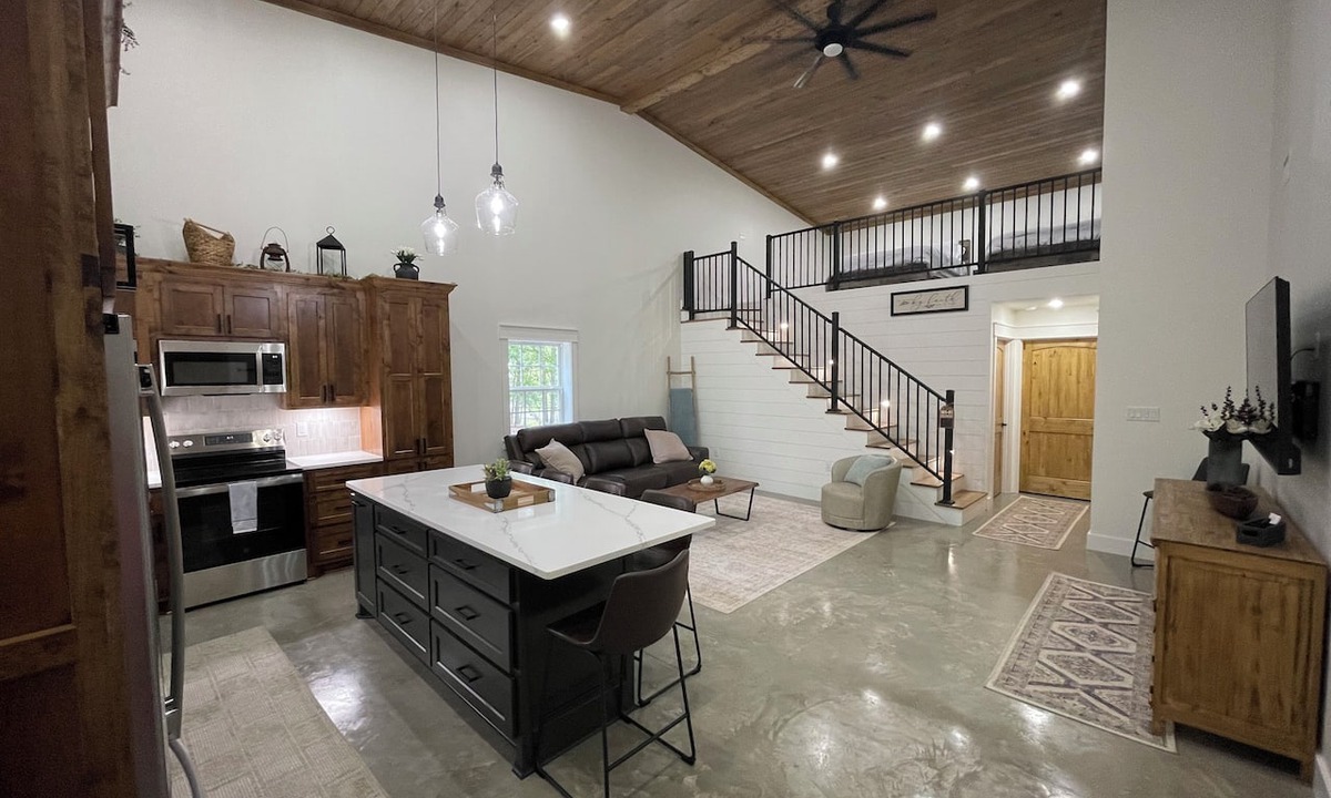 Bismarck House | Cozy 1-bedroom + loft barndominium near DeGray Lake