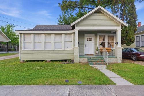 Downtown House | Cozy 1BR Cottage w Kitchen & Laundry