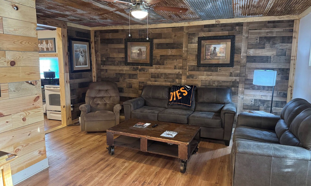 De Valls Bluff Cabin | Cozy 2-bedroom cabin in the woods near De Valls Bluff, close to The White River