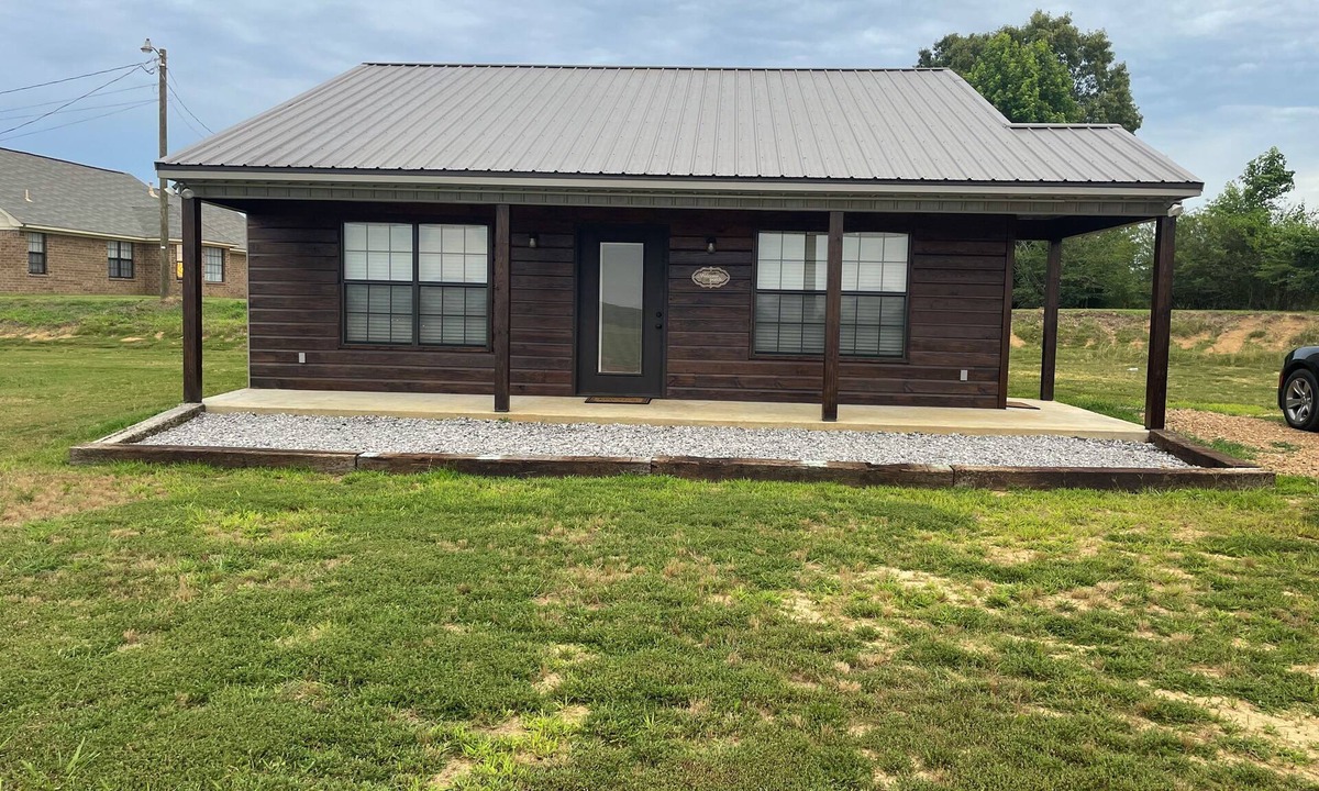 Batesville Cabin | Cozy 2-bedroom cabin with WiFi, AC in soothing Batesville, MS