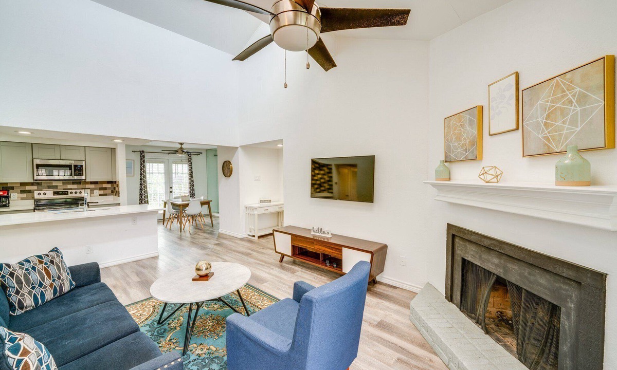 Vickery Meadow Condo | Cozy 2-bedroom condo in adorable Dallas with AC washer dryer and swimming pool