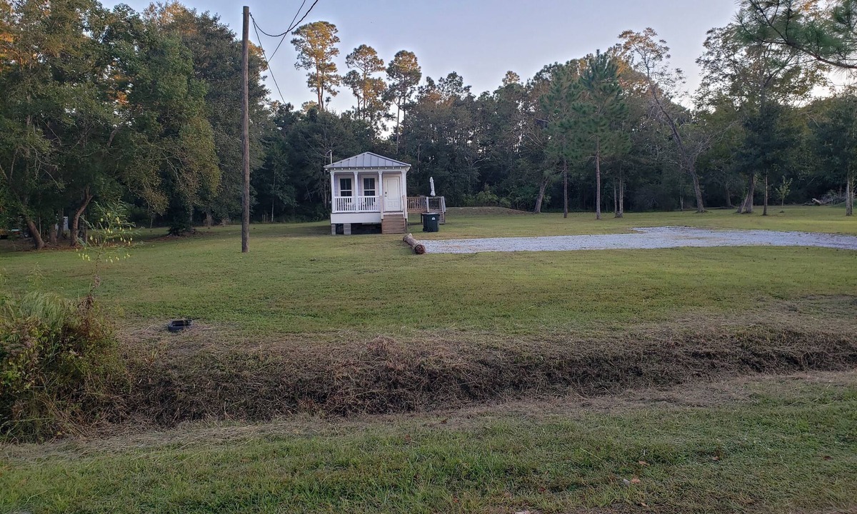 Pensacola House | COZY AND COUNTRY CLOSE TO BLUE ANGELS, BEACHES, SHOPS, AND DOWNTOWN PENSACOLA.