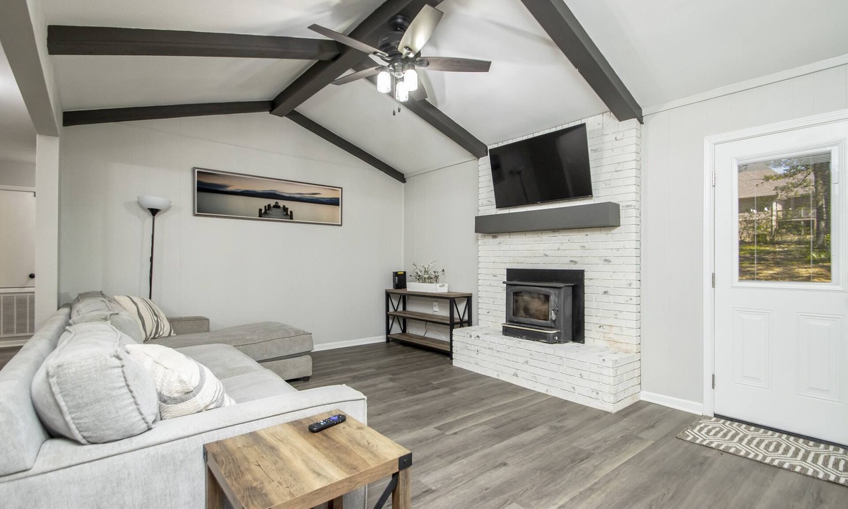 Benton House | Cozy and Serene 3 Bed 3 Bath in Great Area Close to Everything