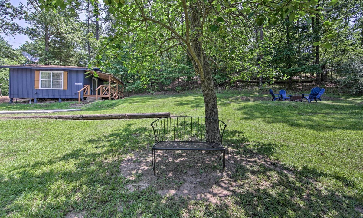 Avinger Apartment | Cozy Avinger Cabin w/Fire Pit & Deck