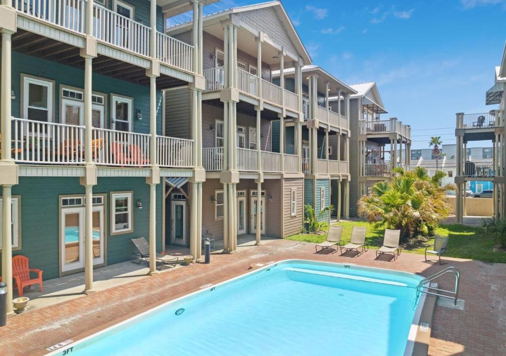 Crescent Beach House | Cozy Beach House (4 min walk) w/Pool + Fast WiFi