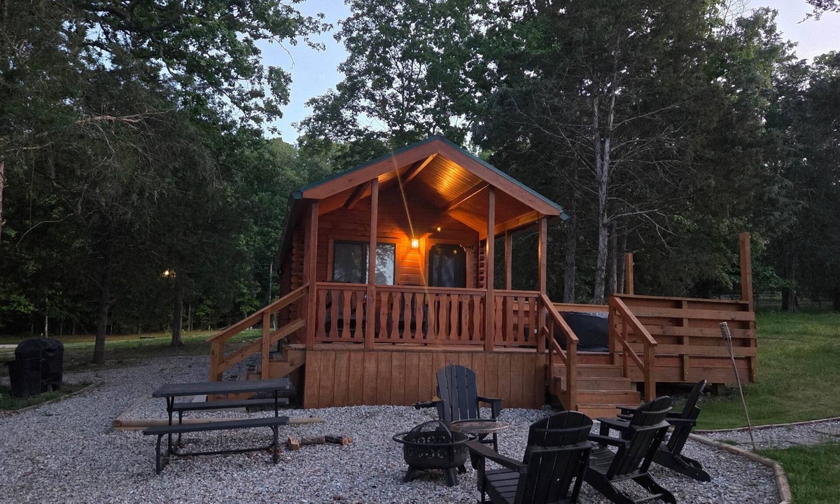 Jones Mills Cabin | Cozy Cabin w/Private Hot Tub & Fire Pit Near Hot Springs