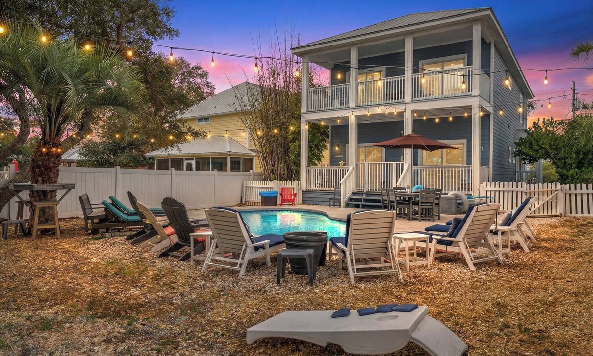 Crystal Beach House | COZY & CLOSE TO BEACH, VERY CLEAN, PRIVATE POOL PET FRIENDLY, GOLF CART DISCOUNT