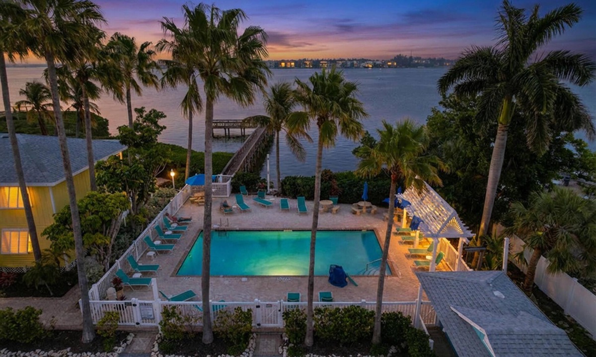 Bradenton Beach Cottage | Cozy cottage#2 at Tradewinds- 1BR, POOL and steps to beach.Unit#1 available too