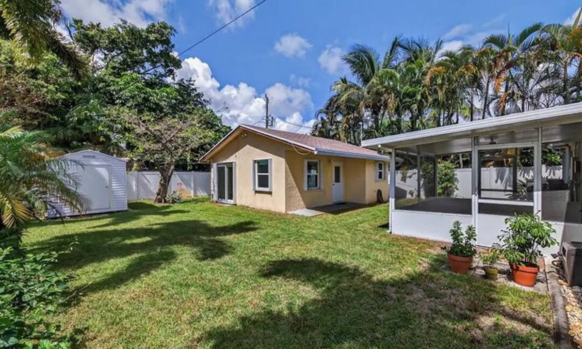 Poinsettia Heights House | Cozy Cottage in Poinsettia Heights - Private, Stylish, and Minutes to Las Olas