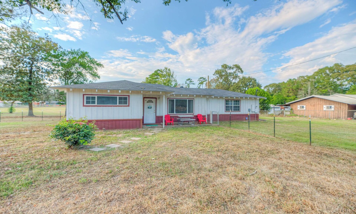 Livingston House | Cozy Home 10 min to Casino. Close to lke Donna,restnts and lke tombigbee.
