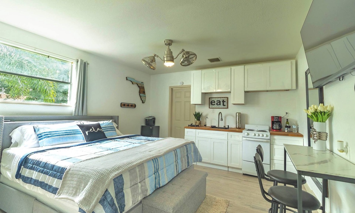 Orlando Apartment | Cozy KING bed Guest Suite in sunny Orlando Fl, near Universal and Disney
