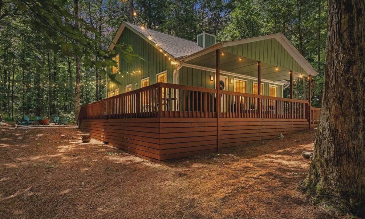 Dadeville House | Cozy Lake House Retreat: Firepit + Game Room