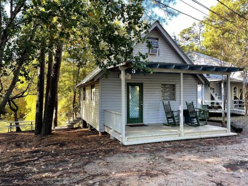Zwolle House | Cozy Loft Cabin with Private Pond Views Near Zwolle, Louisiana