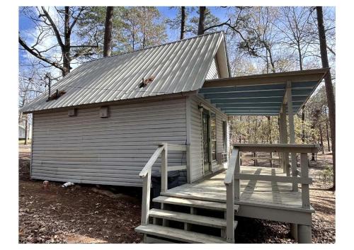 Zwolle House | Cozy Loft Cabin with Private Pond Views Near Zwolle Louisiana