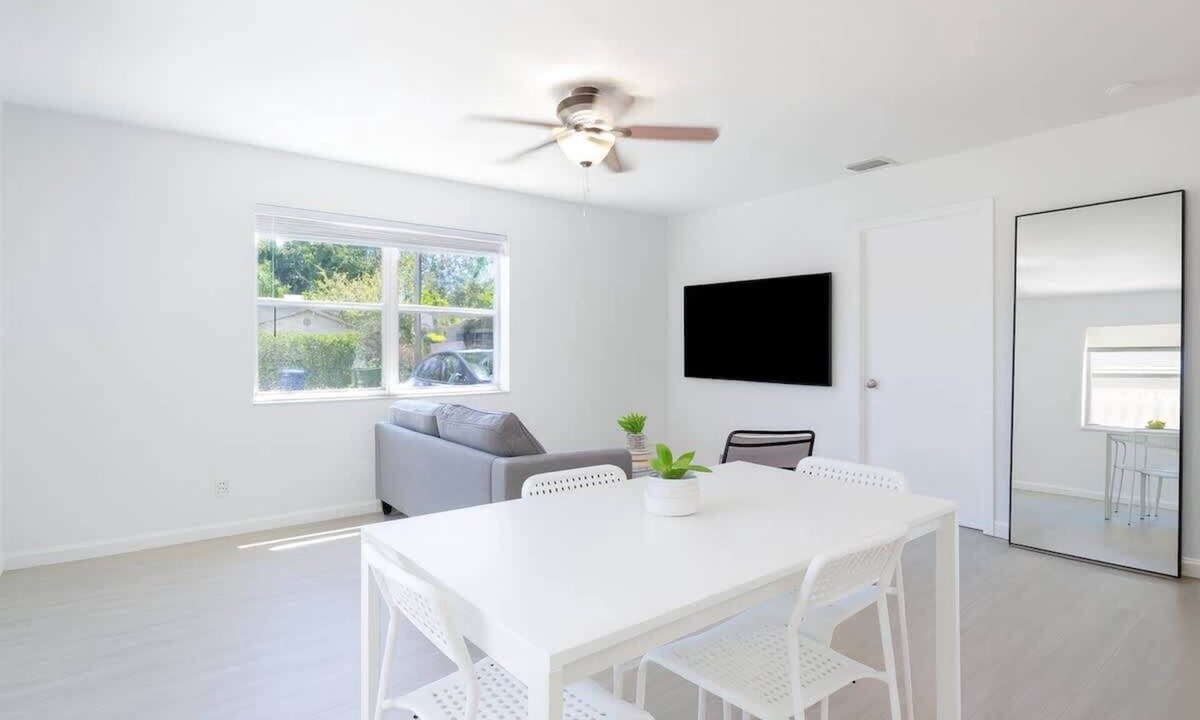 Riverside Park Apartment | Cozy Minimalist 2BR Near Las Olas w/Patio +Parking