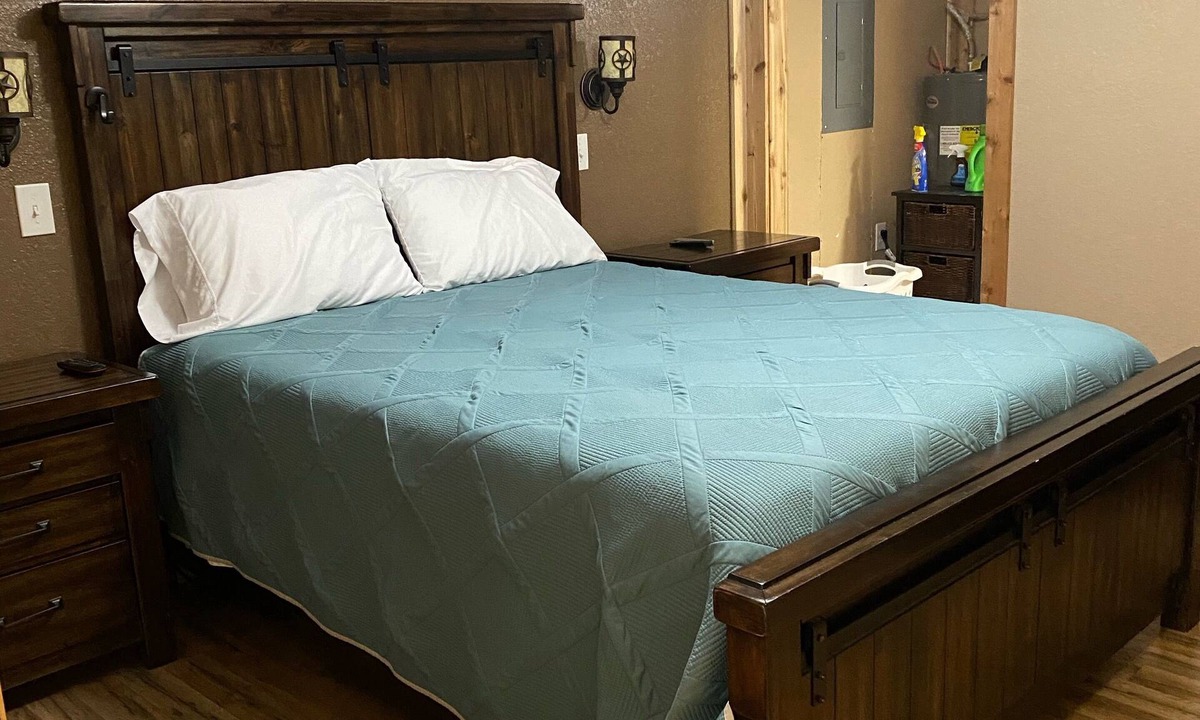 Anacoco Cabin | Cozy one bedroom cabin with lake view-South Toledo Bend