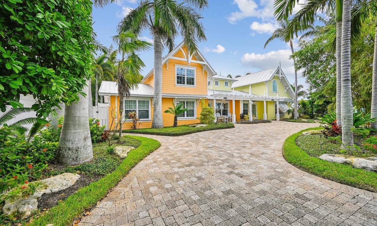 Holmes Beach Cottage | Cozy Retro Cottage located less then 2 blocks from the Gulf Beach - Heated Pool in Private Oasis!