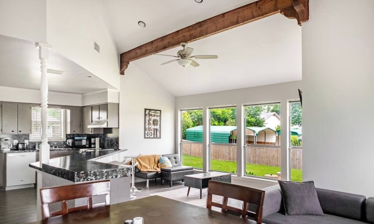 Shreveport House | Cozy & Romantic 2BR - Lakeview, Boat slip & Pier