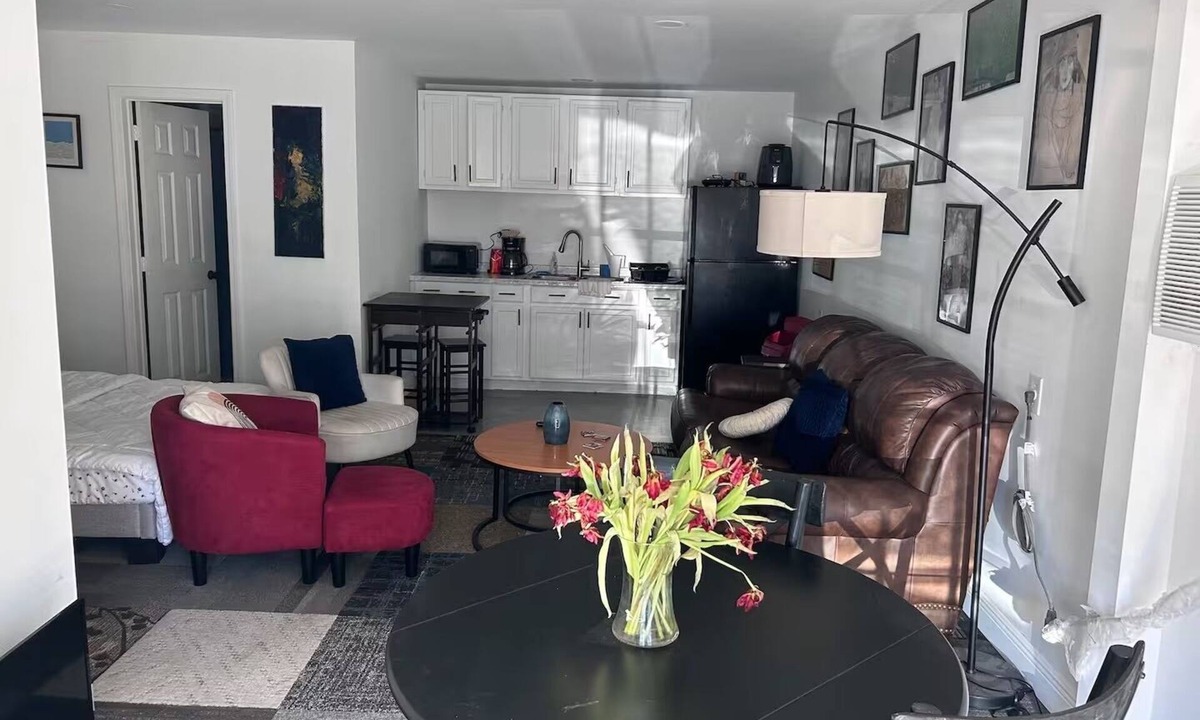 Broadmoor Apartment | Cozy, safe, centrally located studio