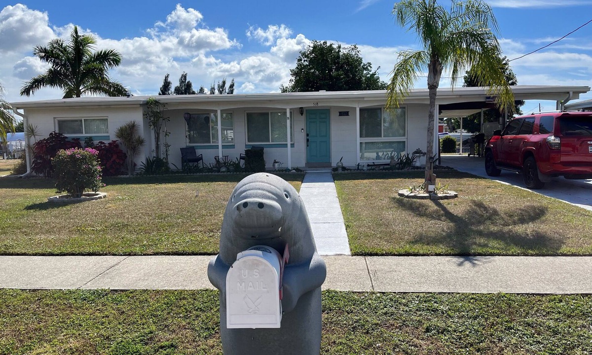 Edgewater House | Cozy South West Florida Escape on canal w/working space & pet friendly.