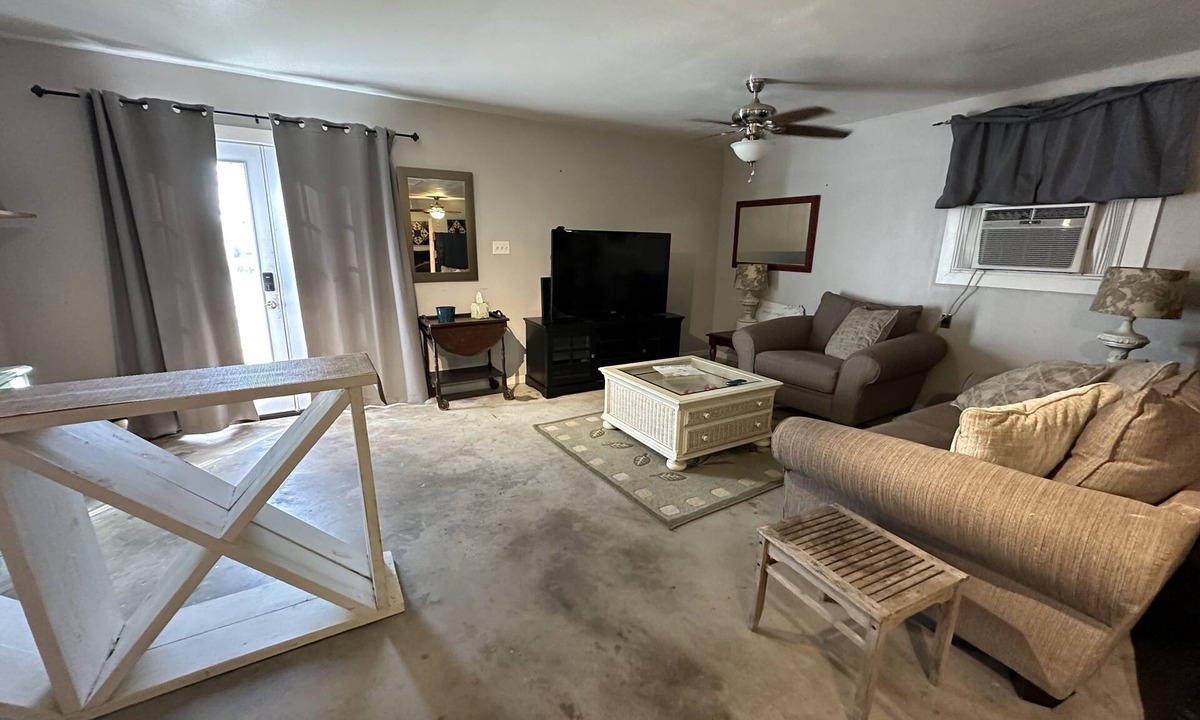 Prien Apartment | Cozy studio cottage in enchanting Lake Charles with AC, WiFi.