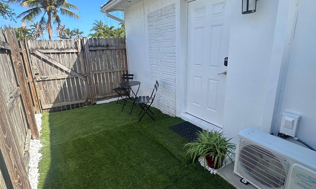 Melaleuca Gardens House | Cozy Studio in beautiful Dania Beach