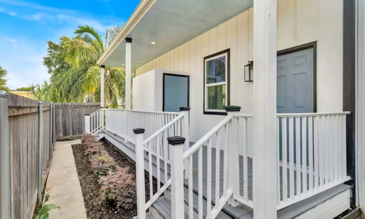 Milan House | Cozy Uptown 2 Bedroom Home w/3 Beds & Parking