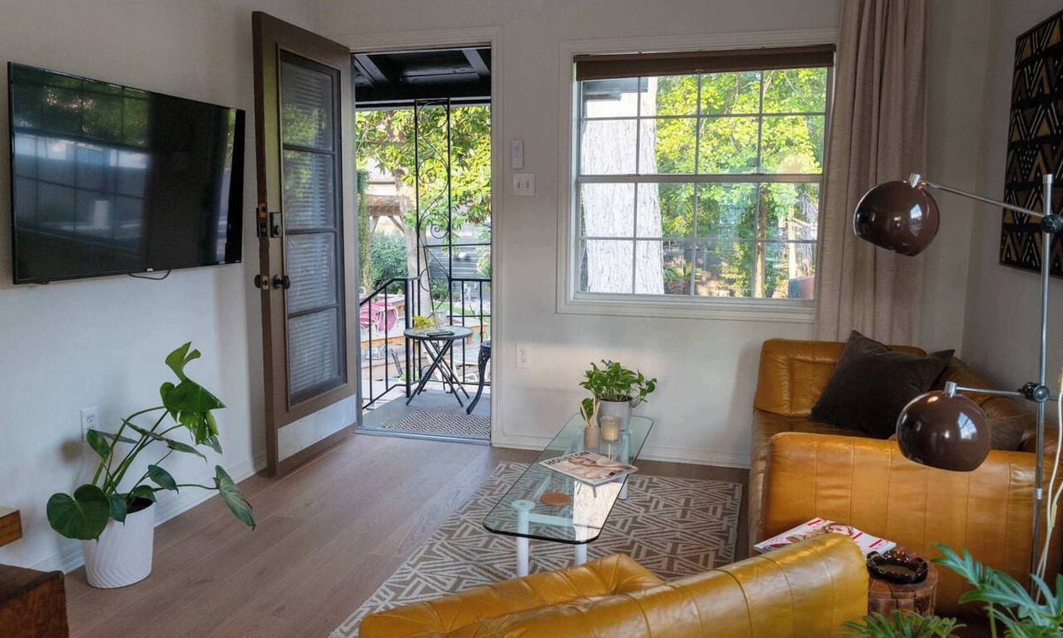 Greater Heights Apartment | cozy vibe: modern meets retro - w/pool & hot tub