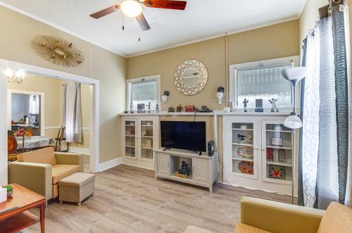 Vicksburg House | Cozy Vicksburg Home w/Patio ~ 1 Mi to Riverfront!