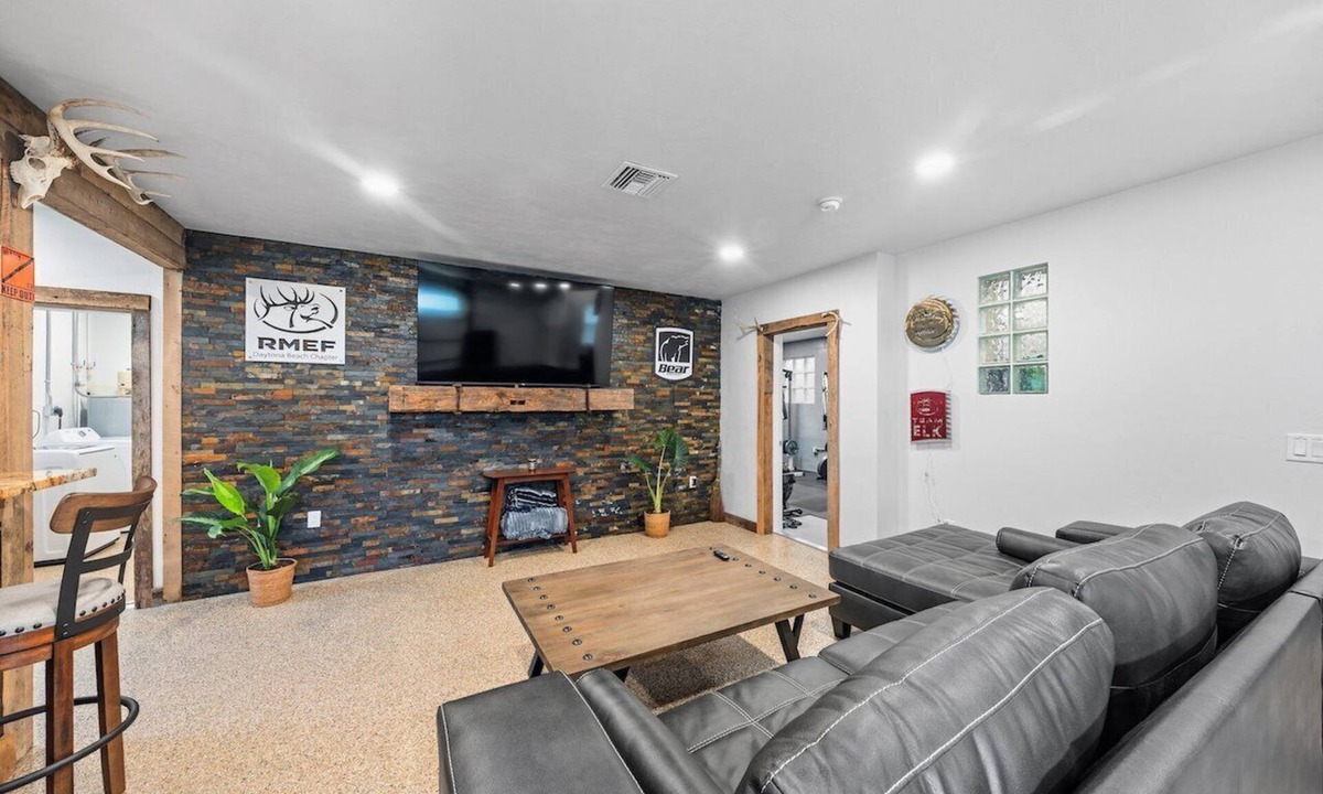 South Daytona House | Crews Quarters - Daytona Beach Oceanfront Vacations, Inc