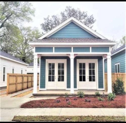 Old East Hill House | Cute 2bdr house Downtown!