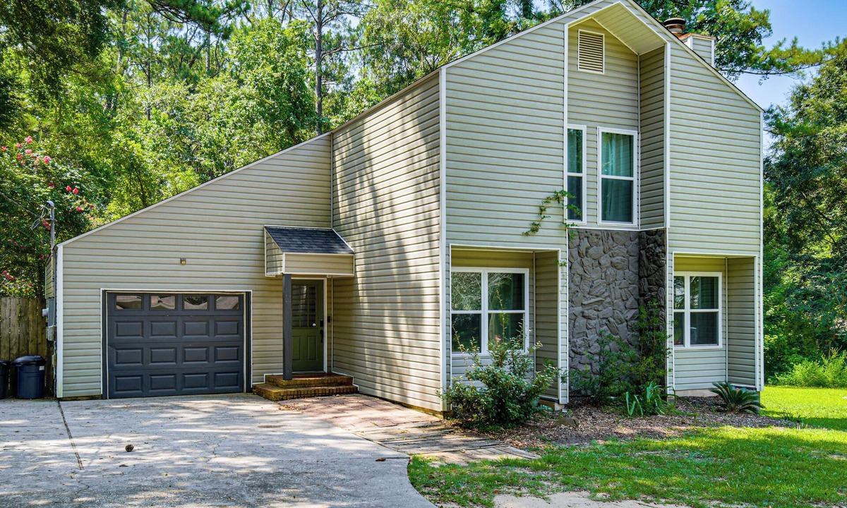 Daphne House | Daphne Home w/Deck: Close to Beaches & Parks!