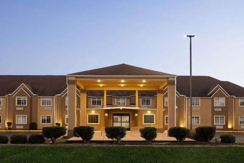 Greater Belhaven Hotel | Days Inn by Wyndham Jackson Downtown