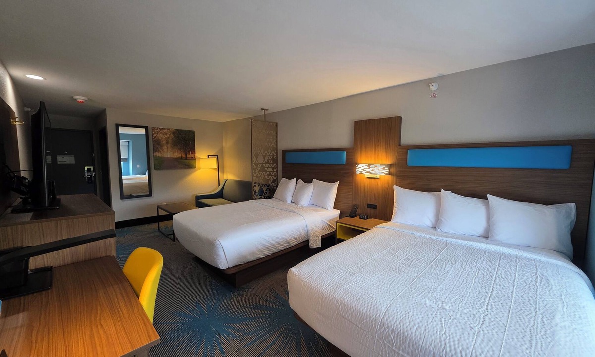 Brandon Hotel | Days Inn & Suites by Wyndham Brandon Amphitheater