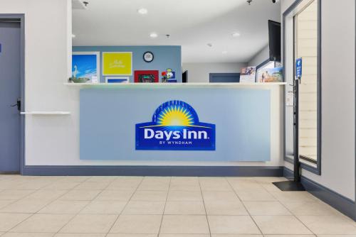 Wynne Hotel | Days Inn & Suites by Wyndham Wynne
