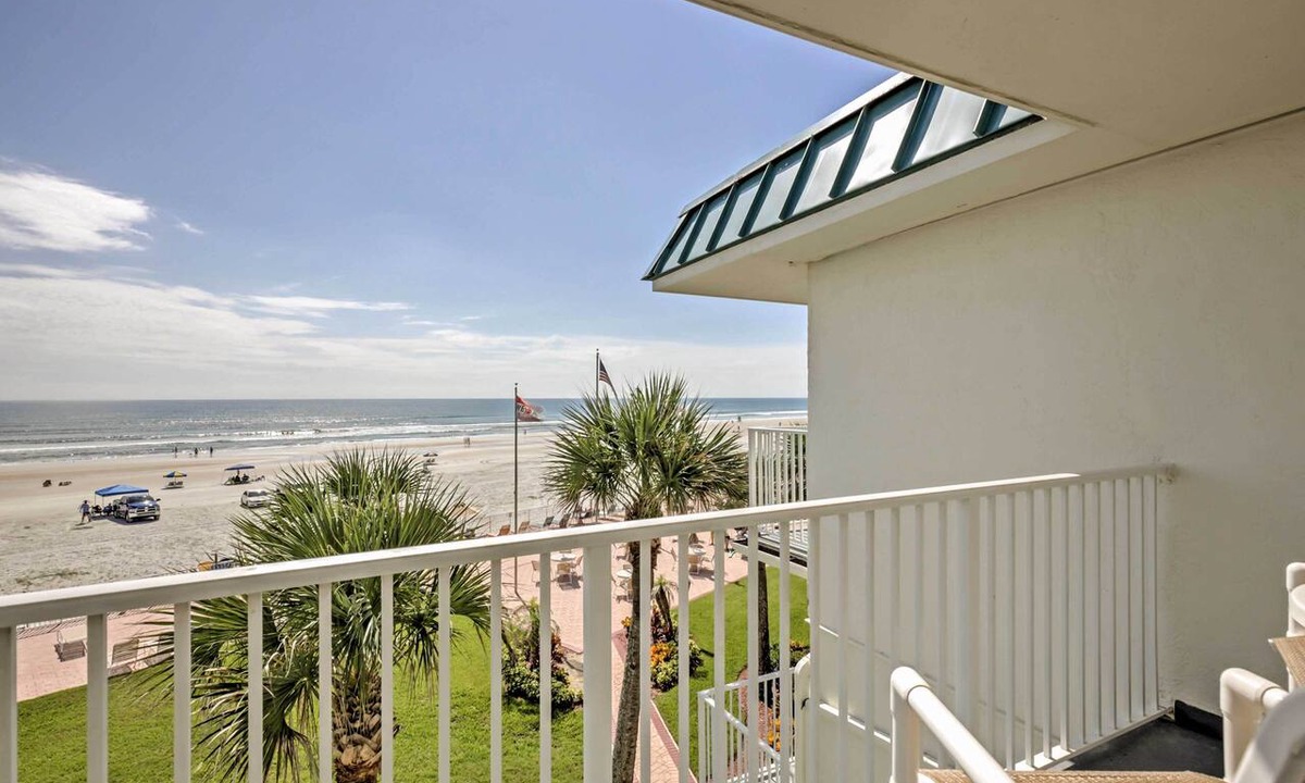 Lenox Park Apartment | Daytona Beach Studio w/Oceanfront Balcony & Pool!