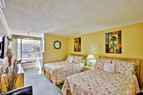 Lenox Park Apartment | Daytona Beach Studio w/Private Lanai 1 Mi to Pier