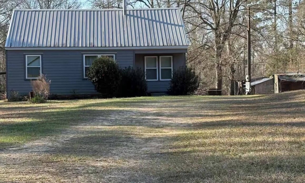 Bentley Other | Delightful 3-bedroom farmhouse in charming Dry Prong with AC