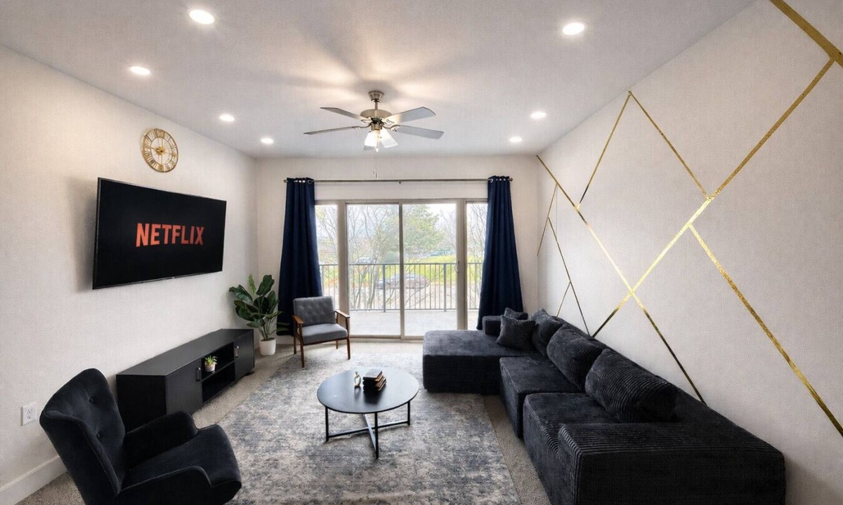 Glen Iris Apartment | Designer UAB Condo | King Bed | Balcony View 2