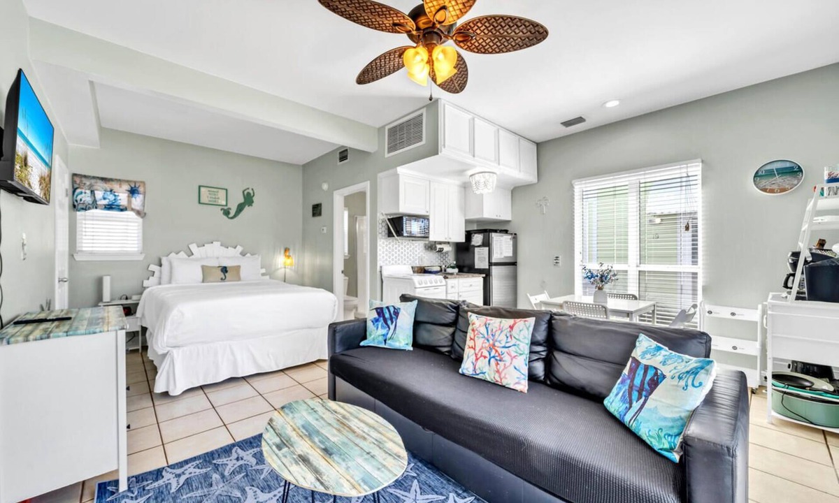 Crystal Beach Cottage | Destin Crystal Beachside Breeze Cottage~Steps to Beach & Pool~Prime location