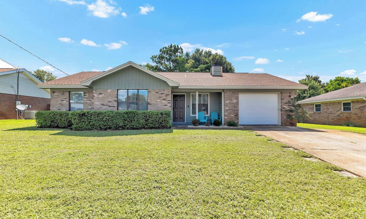 Mary Esther House | Deville: Fully Fenced, Smart TVs, Near 2 Beaches