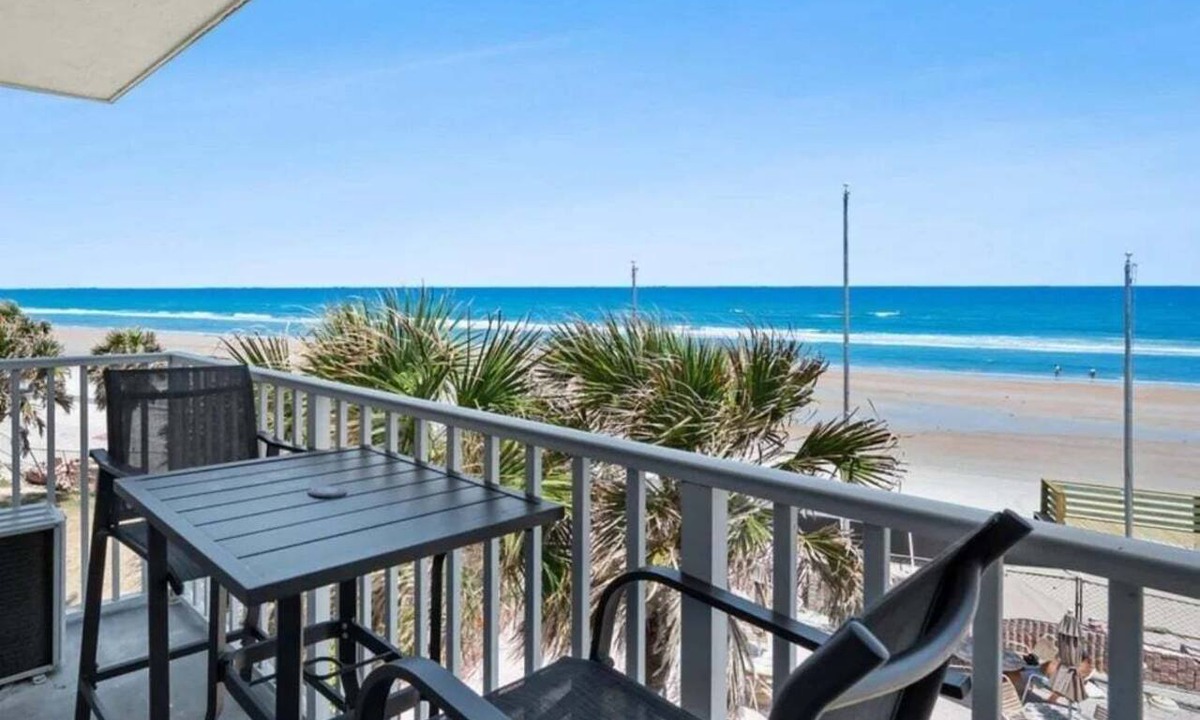East Daytona Condo | Direct Ocean Views, Clean & Cozy Studio – Walk to Dining & Beach Fun