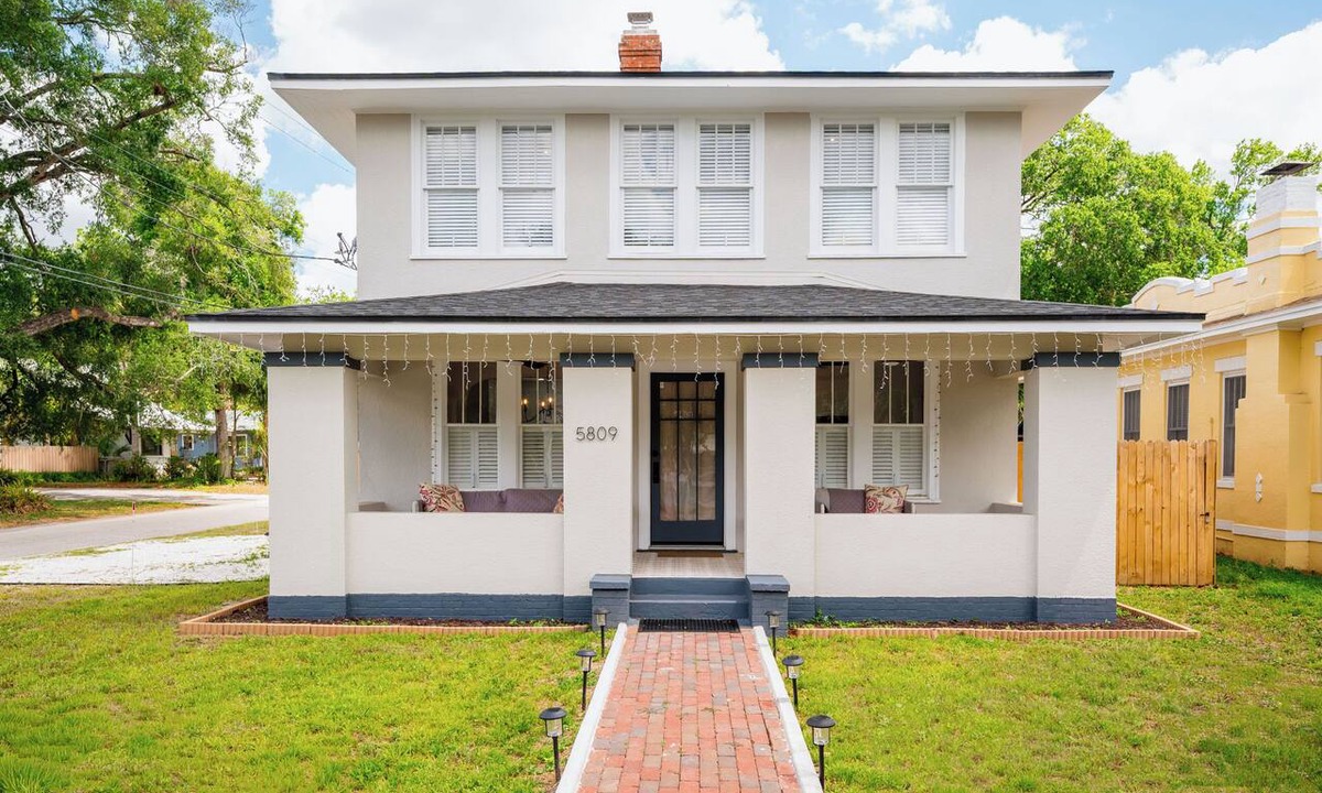 Seminole Heights House | Dog-Friendly Farmhouse – 4BR Fenced Yard, Porch, Walkable to Restaurants & Cafes