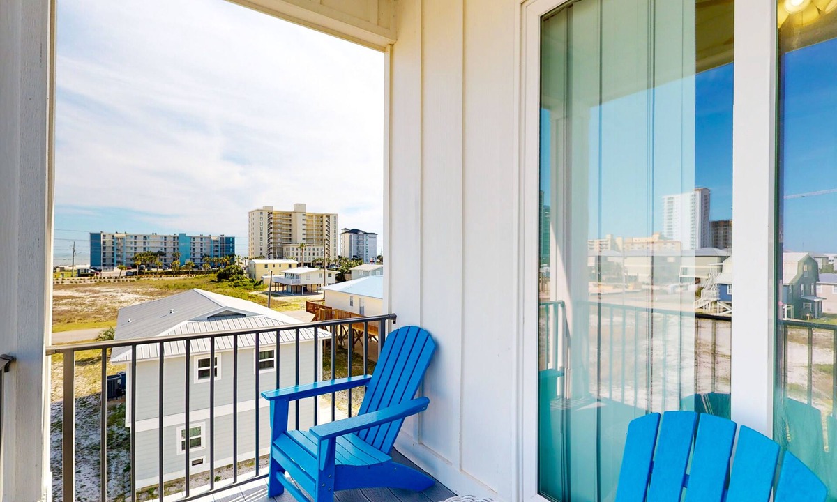Gulf Shores Cottage | Dog-friendly Gulf view retreat with pool & washer/dryer - a block from the beach