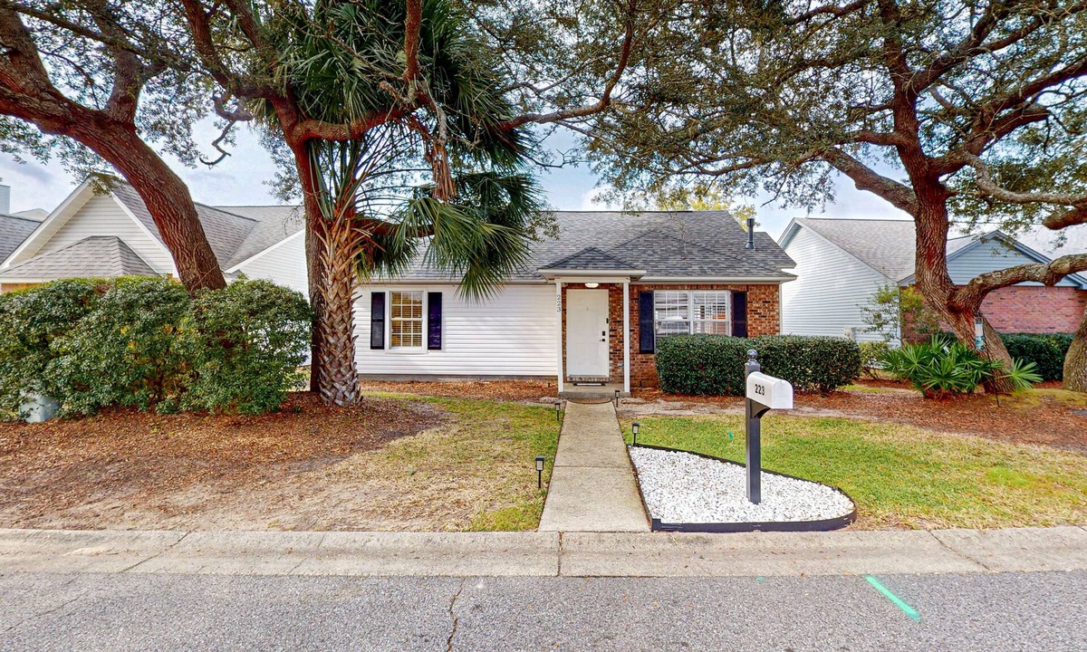 Niceville House | Dog-friendly home near Destin, golf, & sports courts with fireplace, grill, W/D