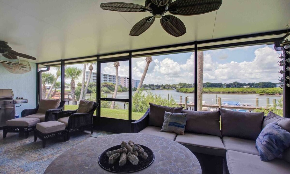New Smyrna Beach Villa | Dolphin Cove Villas New Smyrna Beach Waterfront Floating Dock & Dog friendly