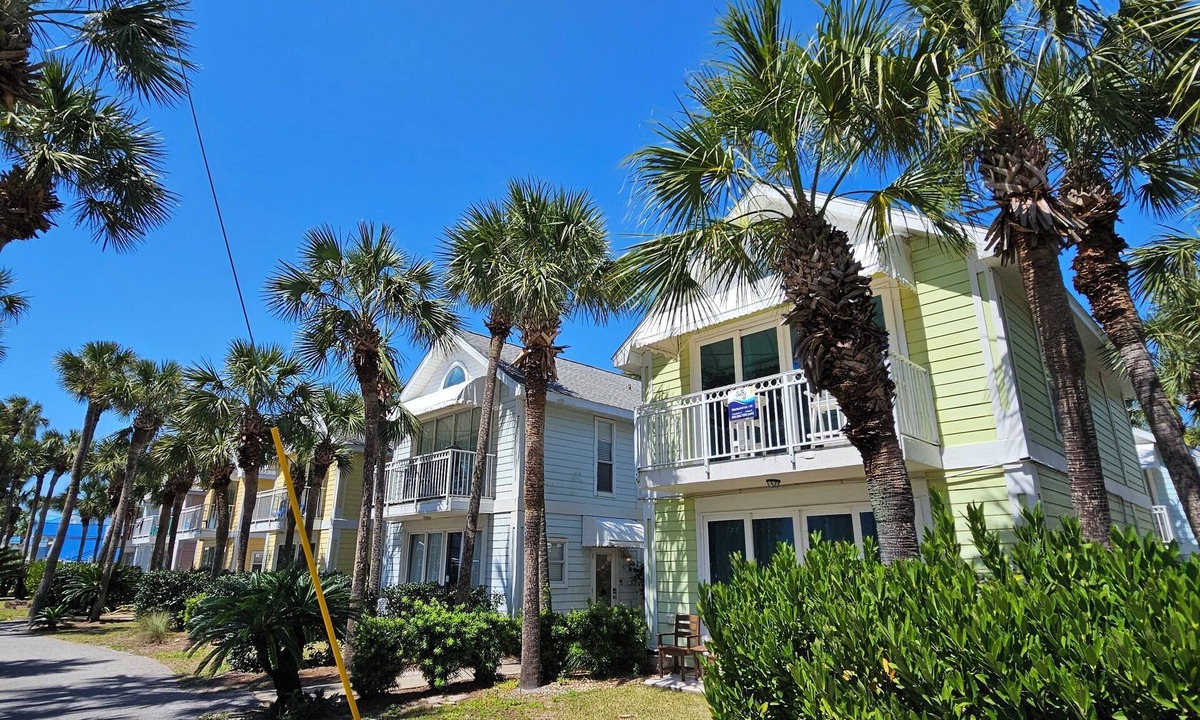 Crystal Shores Cottage | Dolphin Daze-Unit B - Downstairs - Walk to the beach!