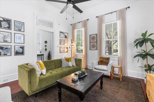 Mobile House | Downtown 3BR Cottage: 5m Walk Pets OK